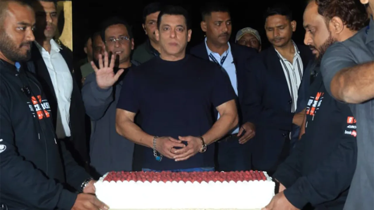 @60 के हुए सलमाल खानः बर्थडे पार्टी में लगा सितारों का जमावड़ा, कैमरों के सामने काटा केक, धोनी-दत्त ने बढ़ाई रौनक