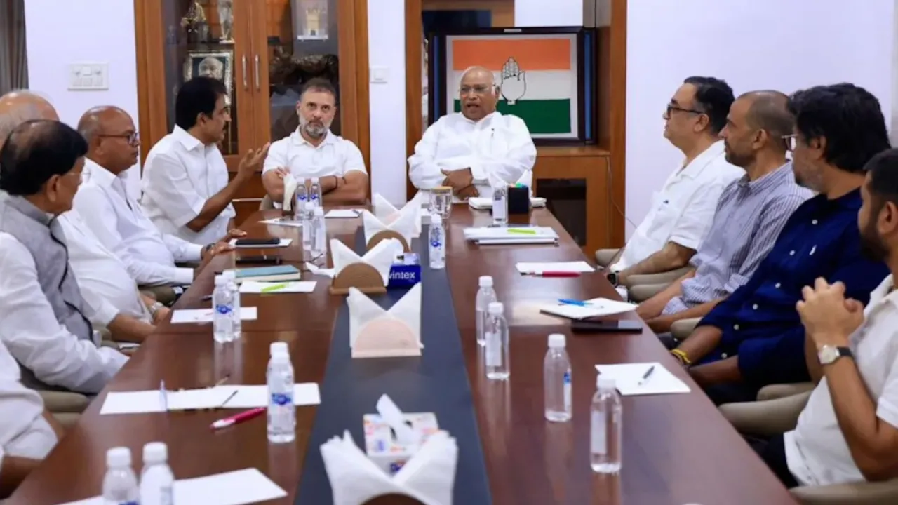 Congress Working Committee: बिहार चुनाव में हार के बाद पहली बार साथ आए सभी नेता, दिल्ली में शुरू हुआ मंथन, तय होगा कांग्रेस का एक्शन प्लान