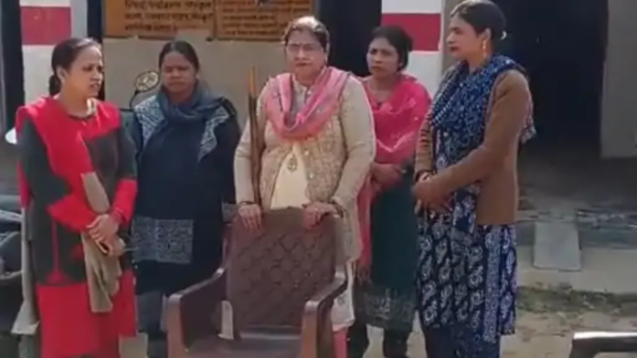 Ayodhya News: पहले से ही हाईटेंशन लाइन ऊपर से स्कूल के अंदर लगा दिए दो खंभे, 150 छात्रों को खतरा