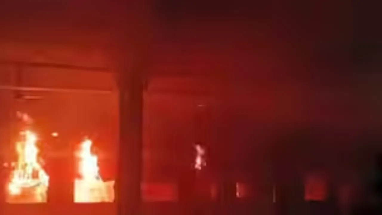टाटानगर-एर्नाकुलम एक्सप्रेस के दो डिब्बों में लगी भीषण आग, एक की मौत, कई घायल