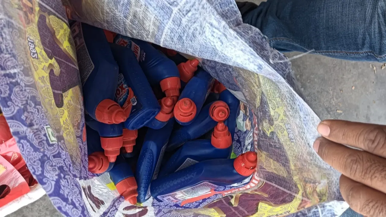 नामचीन कंपनी की आड़ में बना रहे थे नकली उत्पाद, दो दुकानों से मिला 387 बोतल नकली हारपिक