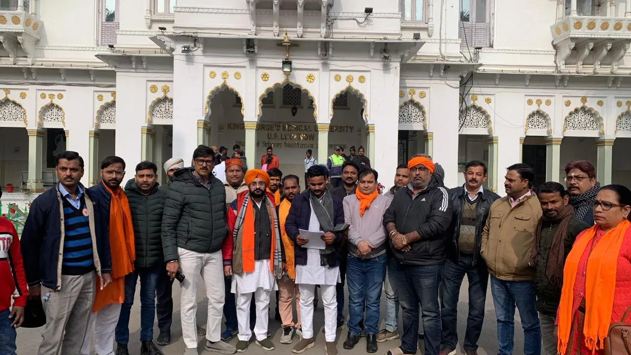 KGMU में धर्मांतरण प्रयास का मामलाः विश्व हिंदू परिषद ने किया प्रदर्शन, सौंपा ज्ञापन