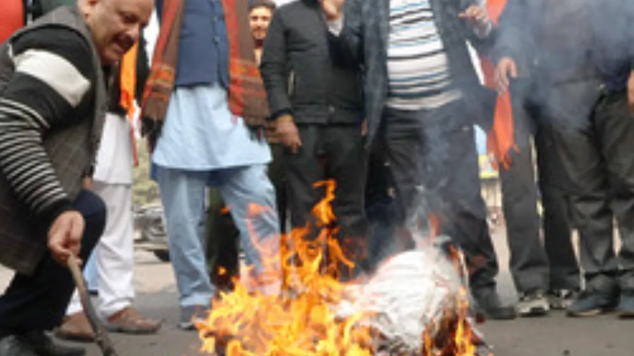 हिंदुओं पर अत्याचार के विरोध में काशी में वकीलों ने किया प्रदर्शन, फूंका बांग्लादेश सरकार का पुतला