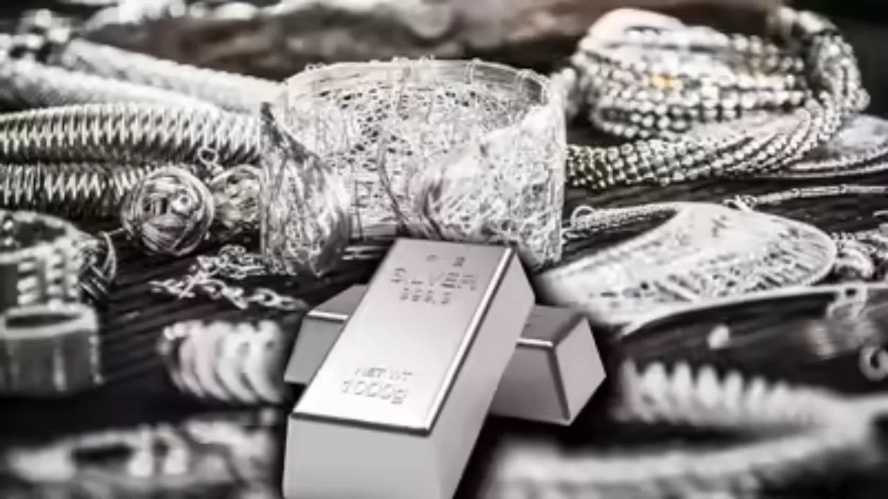 चांदी की रिकॉर्ड उछाल:लगातार 5वें दिन दामों में तेजी, 2.32 लाख के ऐतिहासिक स्तर पर पहुंची