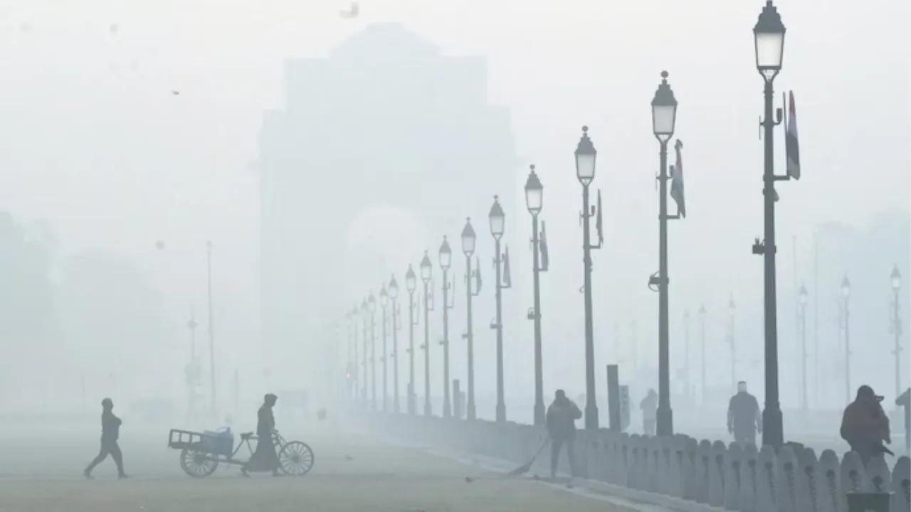 दिल्ली घनी धुंध की चपेट में: AQI 366... हवा 'बहुत खराब', विजिबिलिटी मात्र 350 मीटर, कई उड़ानें हुईं प्रभावित