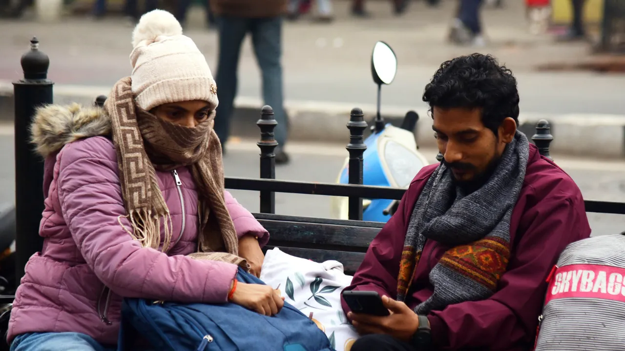 Up Weather Updates: हाड़ कंपा देने वाली ठंड, रेड अलर्ट जारी, कई जिलों में जीरो विजिबिलिटी