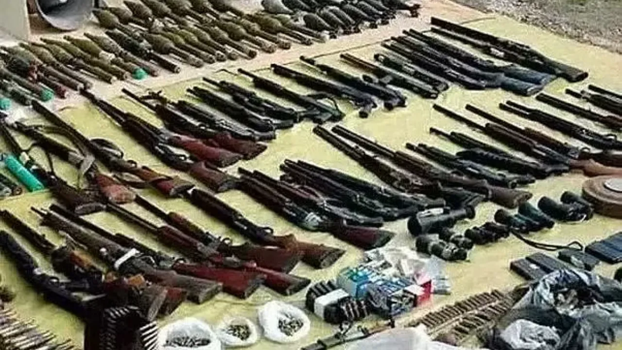 18 दिसंबर :पुरुलिया में खेतों में मिला हथियारों का जखीरा 