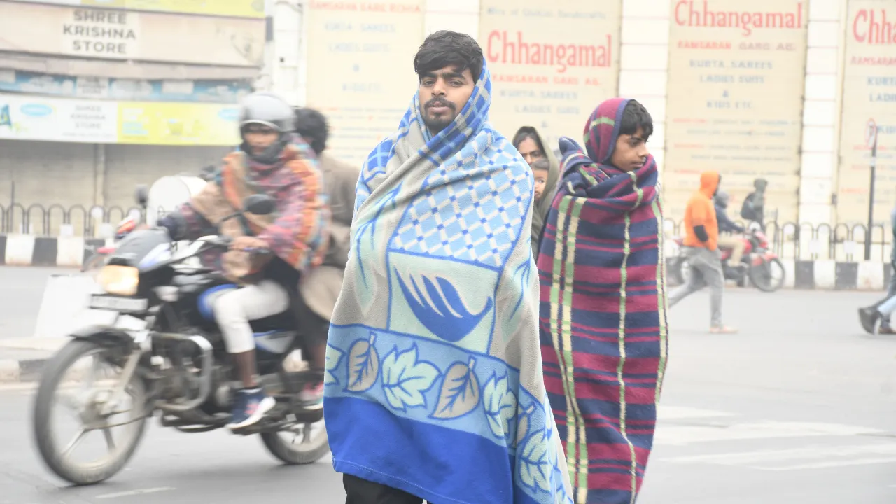 Weather Update: यूपी में घना कोहरा, बिहार को ठंड-कोहरे की दोहरी मार, कश्मीर-हिमाचल में जारी बर्फबारी की चेतावनी