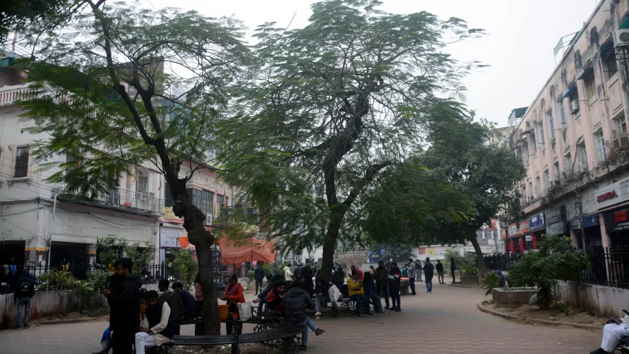 प्रदूषण कम दिखाने को आंकड़ेबाजी में लगा नगर निगम...जहां प्रदूषण मापक यंत्र लगे वहीं कर रहा पानी का छिड़काव