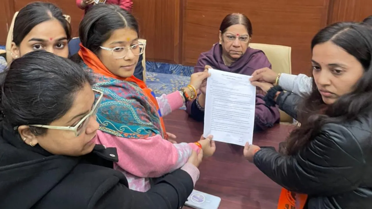 धर्मांतरण के खिलाफ विद्यार्थी परिषद ने किया केजीएमयू में प्रदर्शन,  शोषण पर आक्रोशित छात्राओं ने कुलपति को सौंपा ज्ञापन