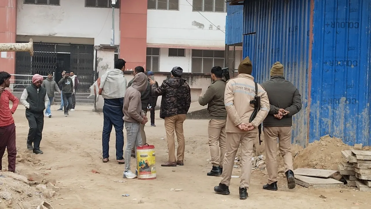 Pratapgarh News: आरोपी हिरासत से फरार, चार पुलिसकर्मियों सहित पांच के खिलाफ FIR दर्ज 
