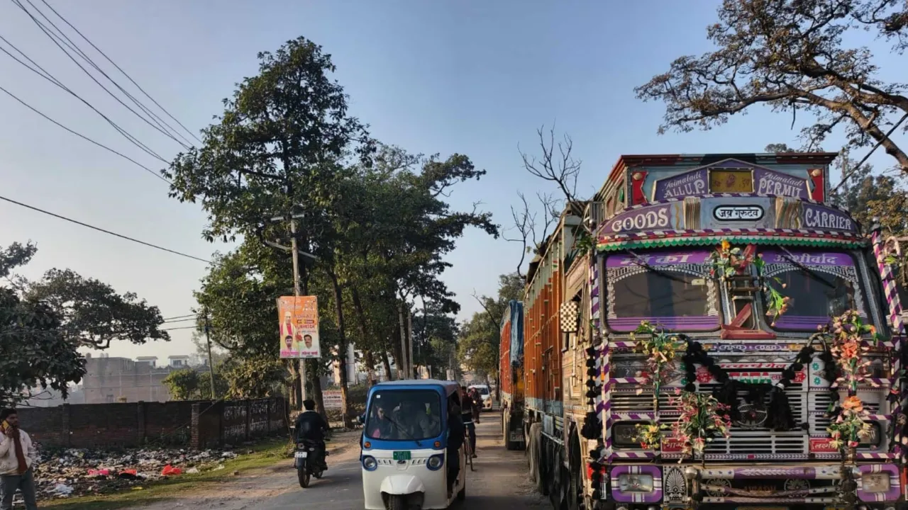 कोहरे में चलें संभलकर, मामूली सी असावधानी पड़ सकती है जान पर भारी... सड़क किनारे खडे़ हैं ओवरलोड ट्रक