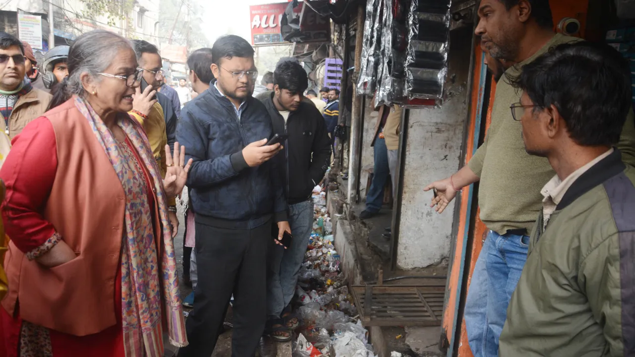 अतिक्रमण हटाने सड़क पर उतरे महापौर और नगर आयुक्त, लालबाग में चलाया अभियान