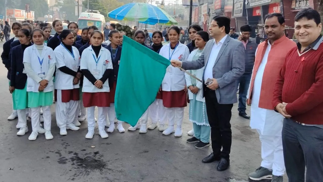 प्रयागराज में निकाली गई एड्स जागरूकता रैली, डीआईओएस ने दिखाई हरी झंडी 