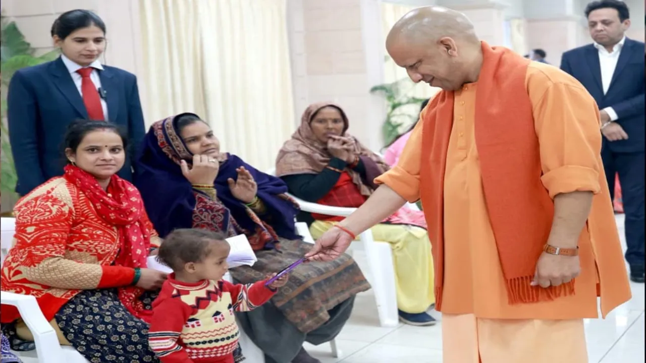 आमजन की समस्याओं के समाधान पर निगरानी रखें वरिष्ठ अधिकारी, नहीं बर्दाश्त की जाएगी कोई कमीः सीएम योगी 