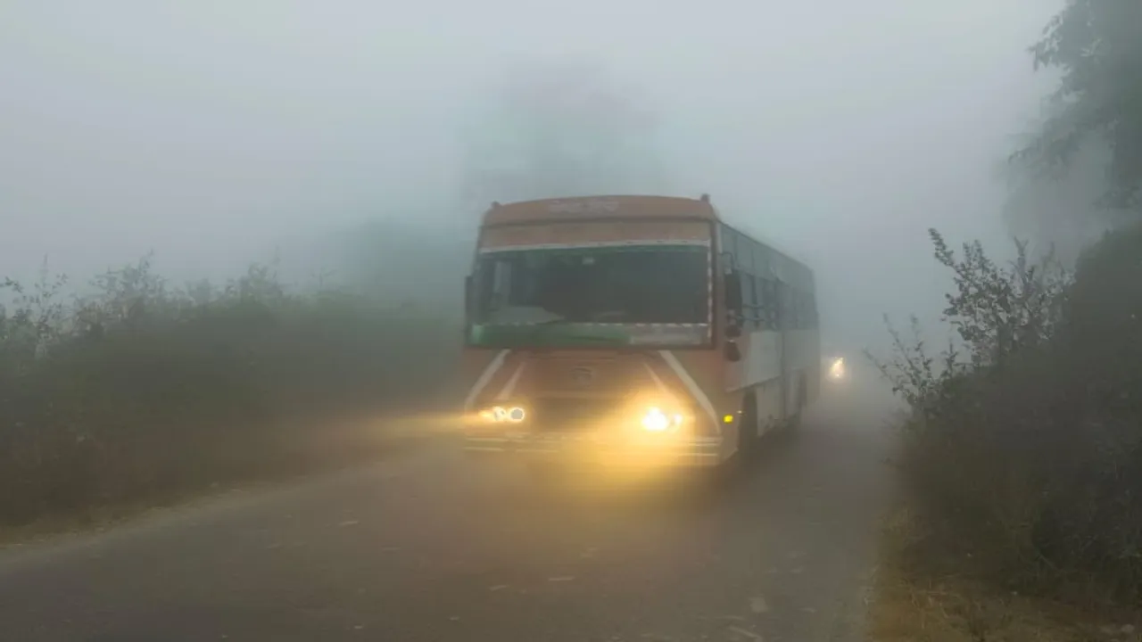UP Weather: कोहरे की चादर में लिपटी रही सुबह, हेड लाइट जलाकर रेंगते रहे वाहन   