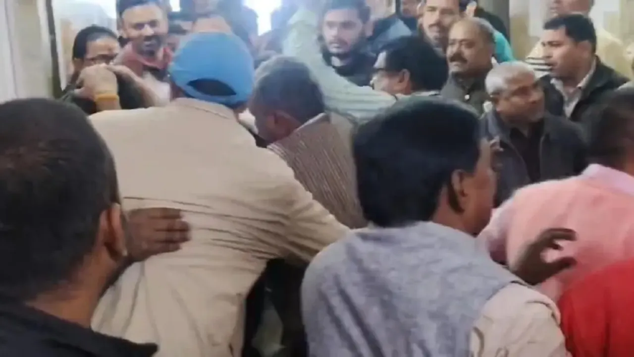 रिश्वत लेते पीडीए का बाबू और ग्राम रोजगार सेवक गिरफ्तार, एंटी करप्शन की प्रयागराज और मिर्जापुर यूनिट ने की कार्रवाई