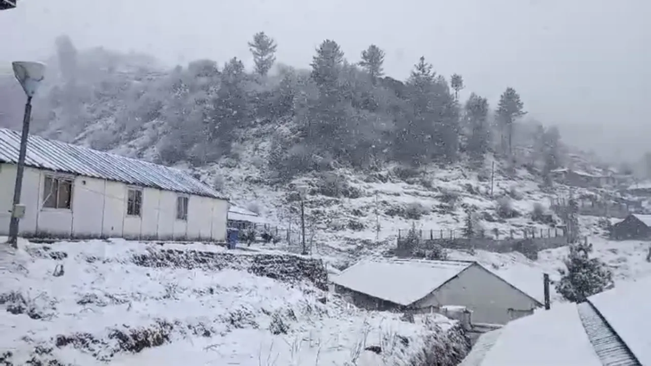 UP Weather Update: उत्तराखंड में होगी बर्फबारी, कंपकपाएगा यूपी... कोहरा और धुंध का असर, सड़क यातायात प्रभावित