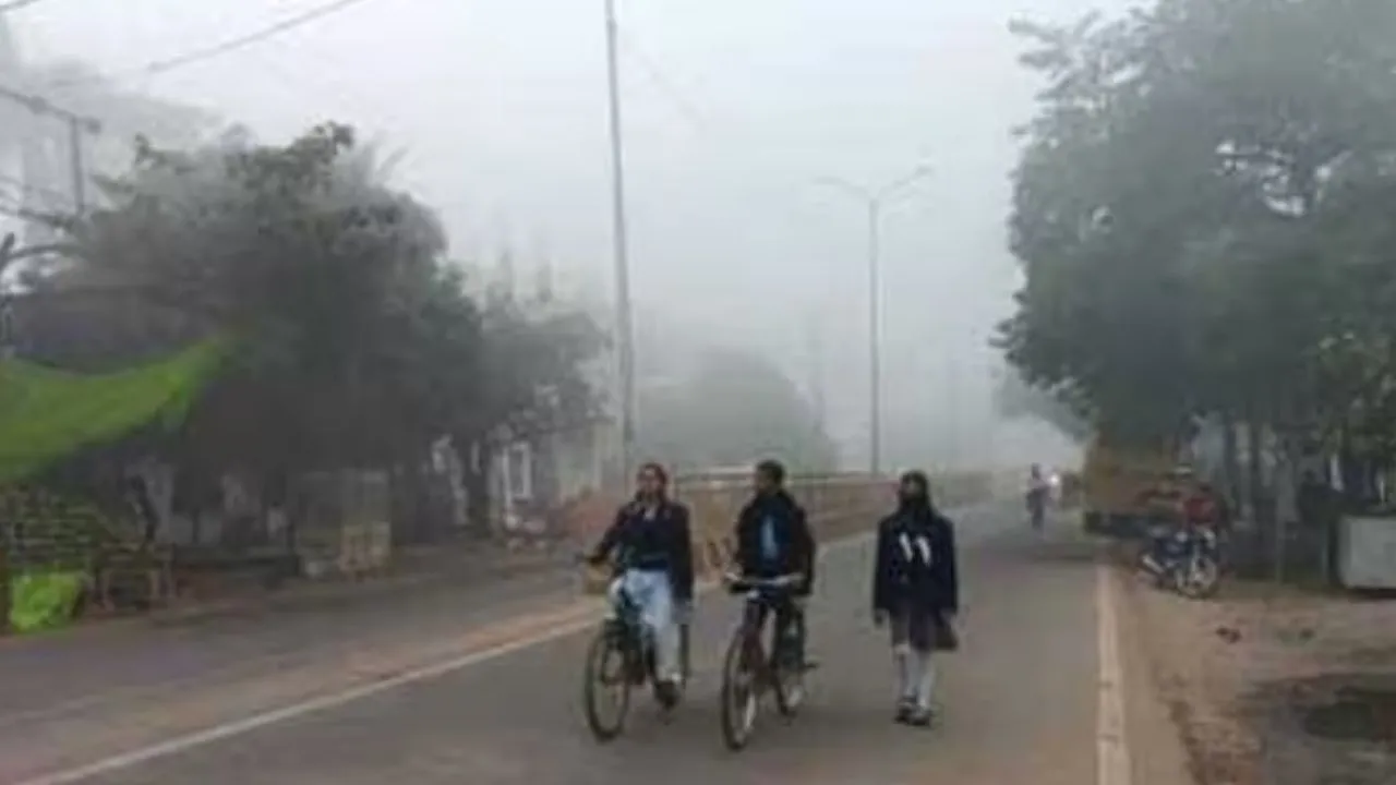 अमेठी में ठंड और कोहरे का डबल अटैक, DM के आदेश पर बदला स्कूलों का समय 