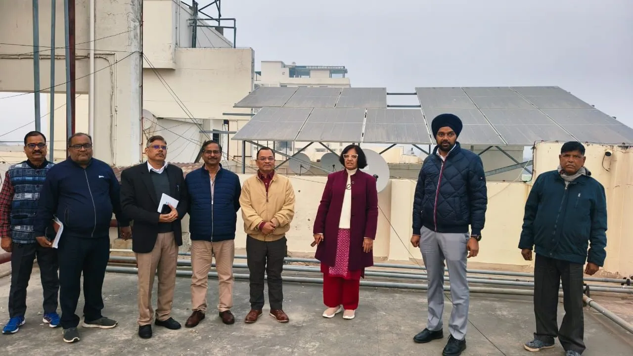 लखनऊ :  आवासीय सोसायटी में लगा सोलर प्लांट, हो रही हजारों रुपए की बचत