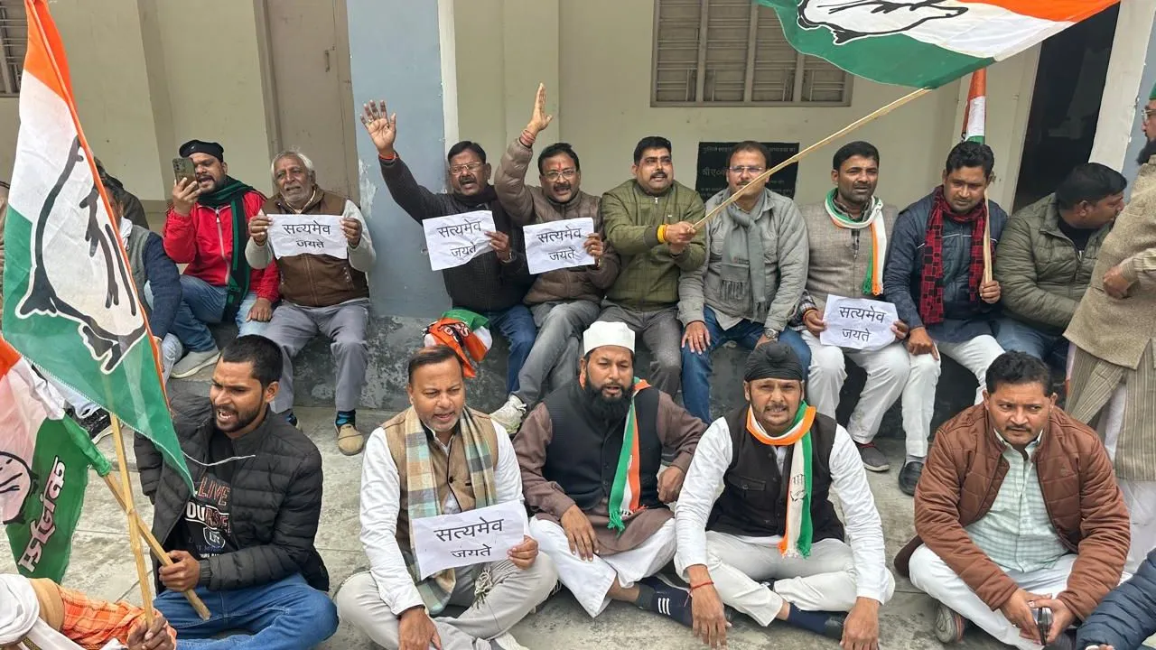 सुलतानपुर में कांग्रेस का प्रदर्शन, कार्यकर्ताओं को गिरफ्तार कर भेजा गया पुलिस लाइन