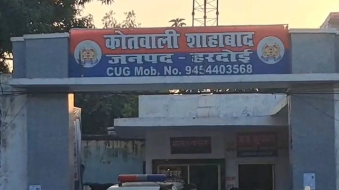 थाने के सामने सर्राफा व्यापारी ने खुद पर डाला डीजल...  आत्मदाह की कोशिश, हरदोई पुलिस की तत्परता से टला हादसा  