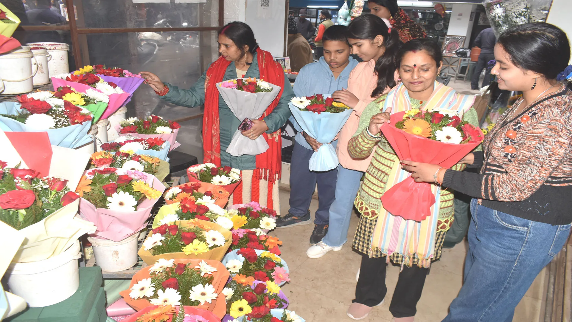 Bareilly: नए साल के जश्न को शहर तैयार... आज रात 12 बजते ही मचेगा धमाल