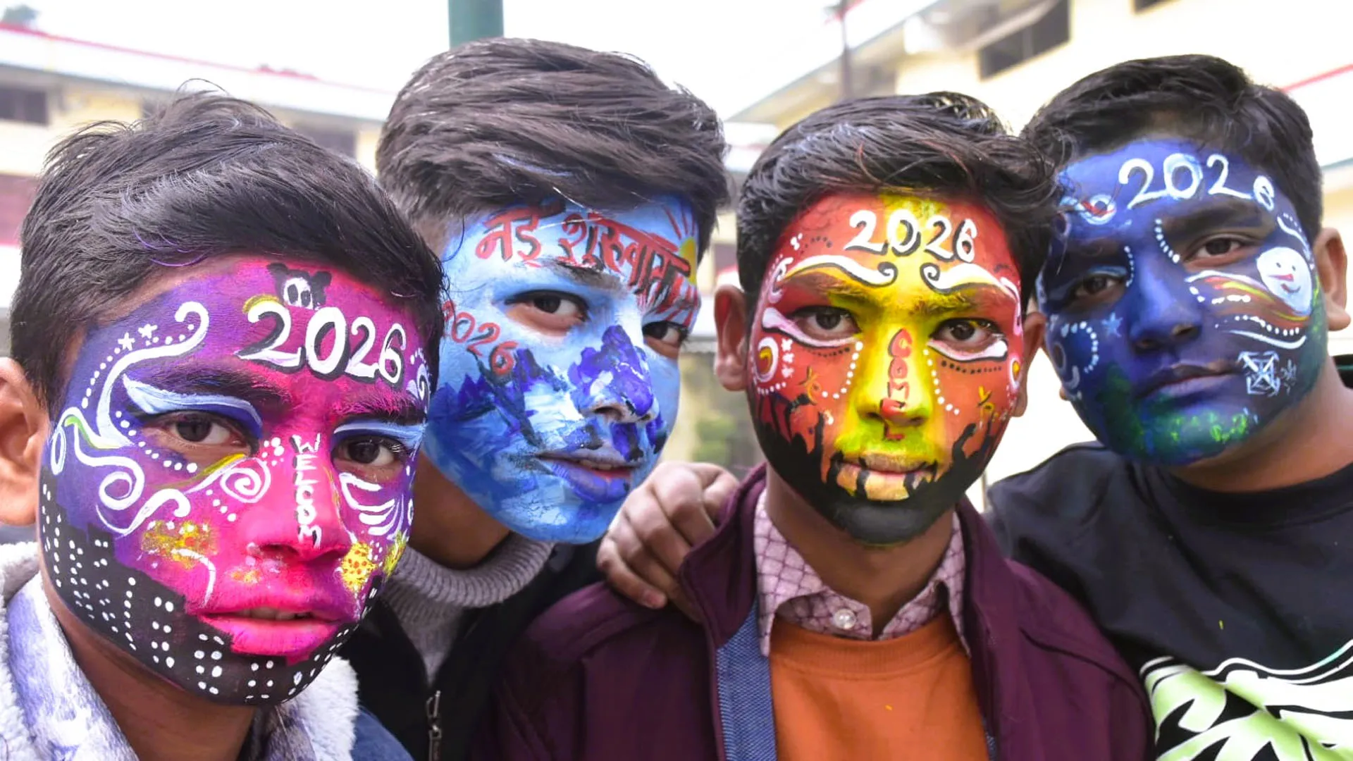 Moradabad: पुराने साल को अलविदा कर नये साल का मना जश्न, रात 12 बजते ही मचा धमाल