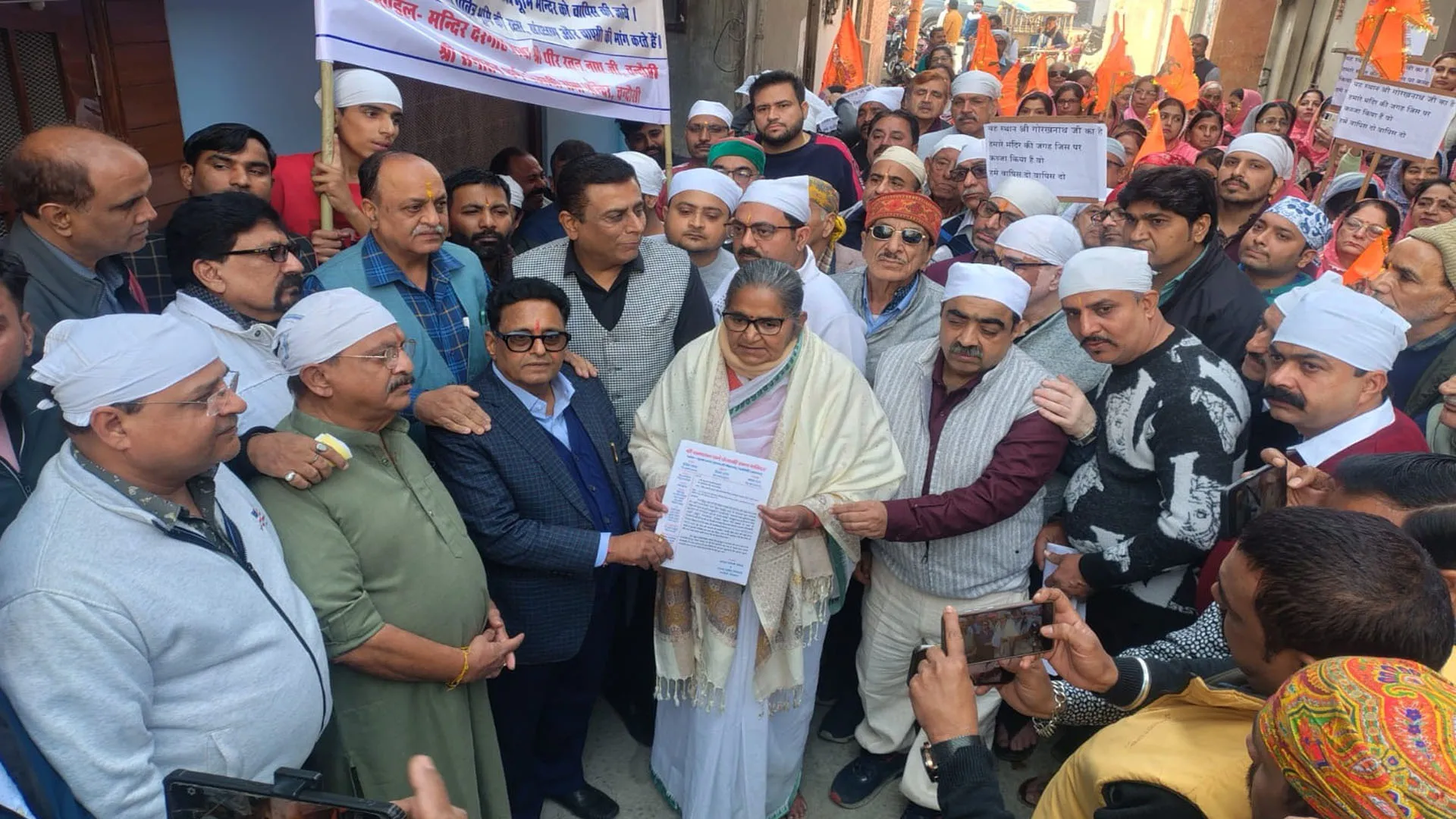 UP: दिल्ली के श्री पीर रतन नाथ मंदिर में तोड़फोड़ के विरोध में सड़क पर उतरा पंजाबी समाज