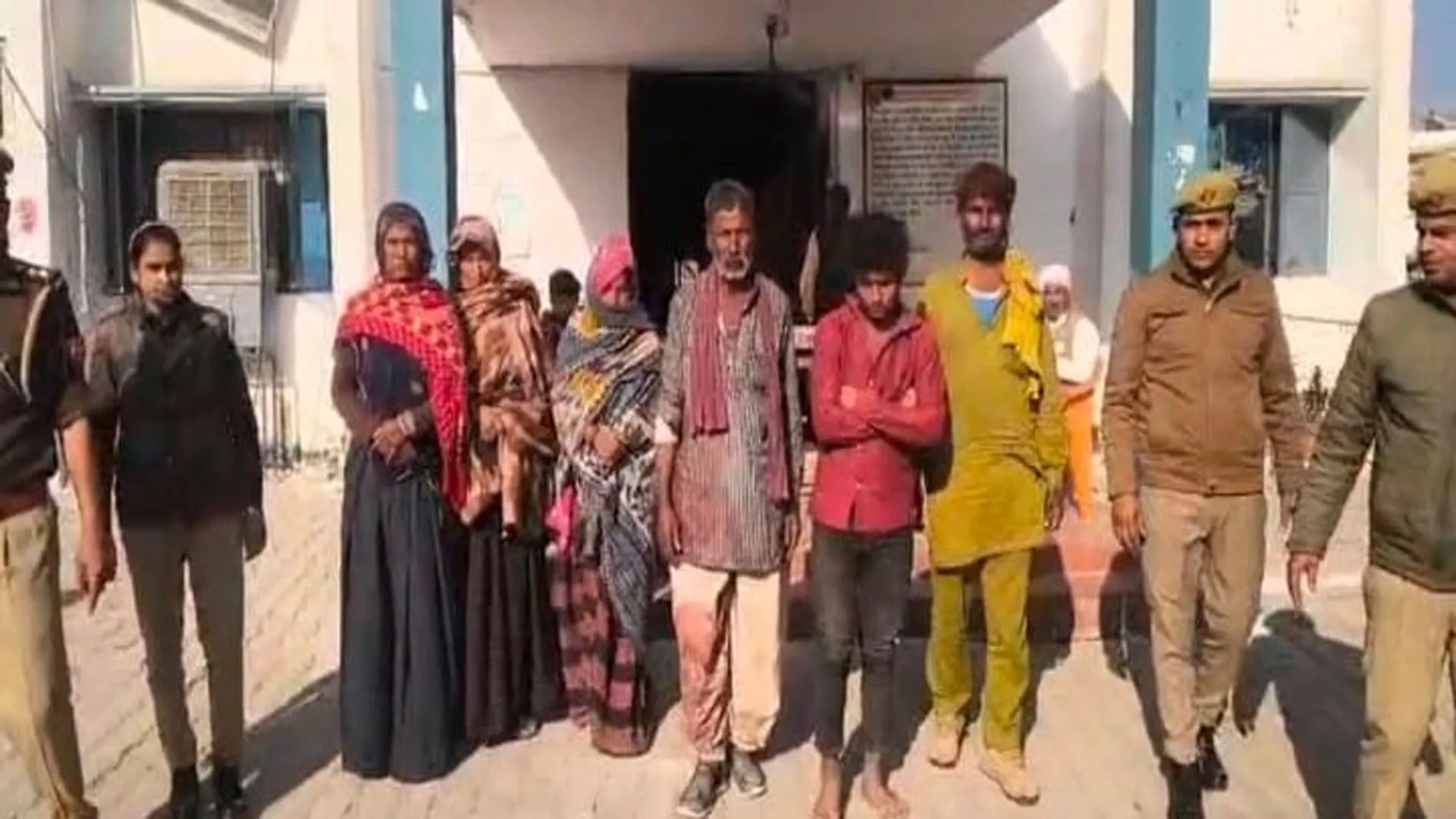 UP: राजस्थान से चराने निकले पशु, गांवों से गोवंश करते थे शामिल फिर मुरादाबाद के युवक को बेचा...जानिए मामला