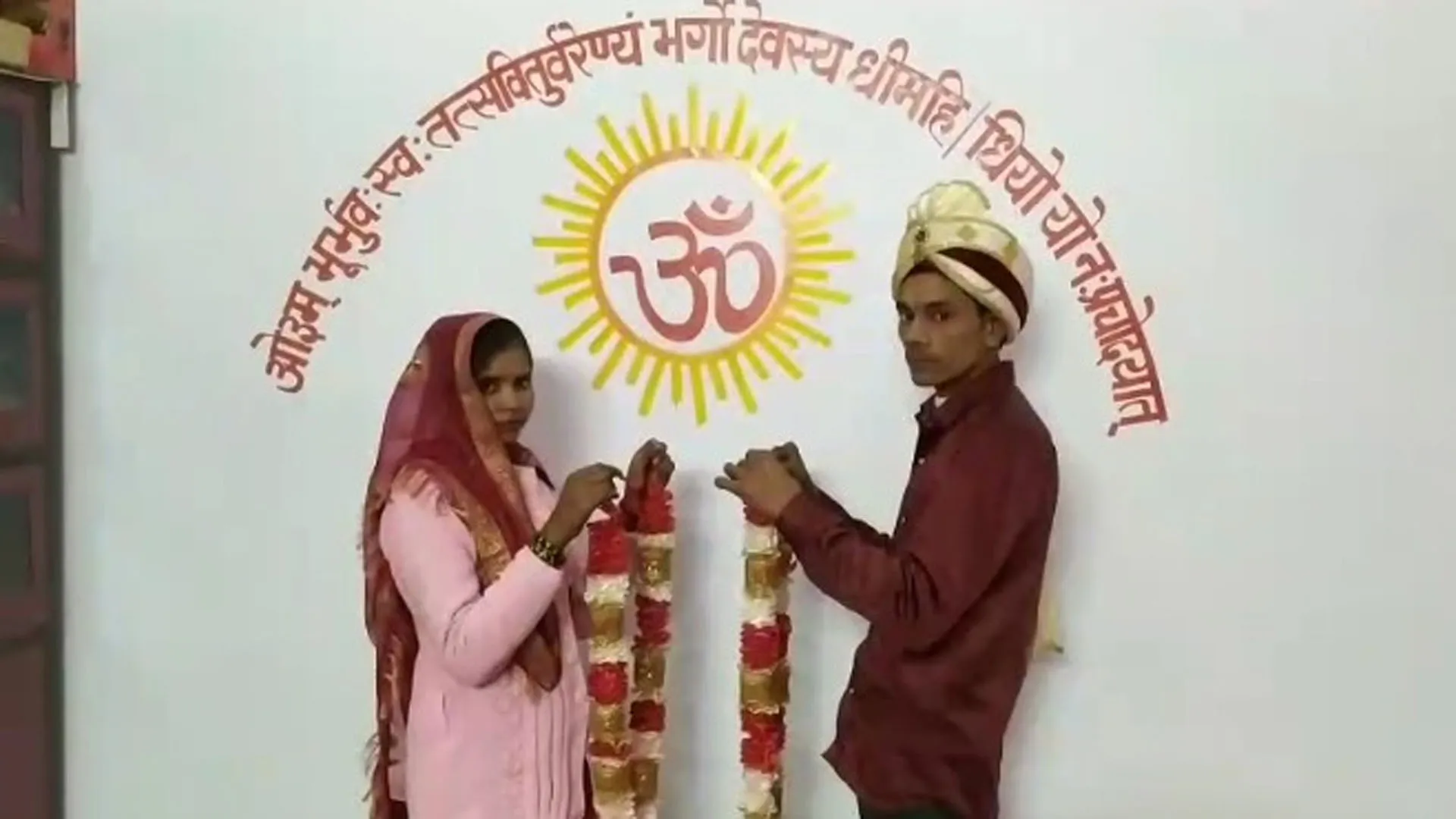 Bareilly: लखीमपुर की नूरजहां बनीं पूनम, धर्मपाल संग मंदिर में लिए सात फेरे 