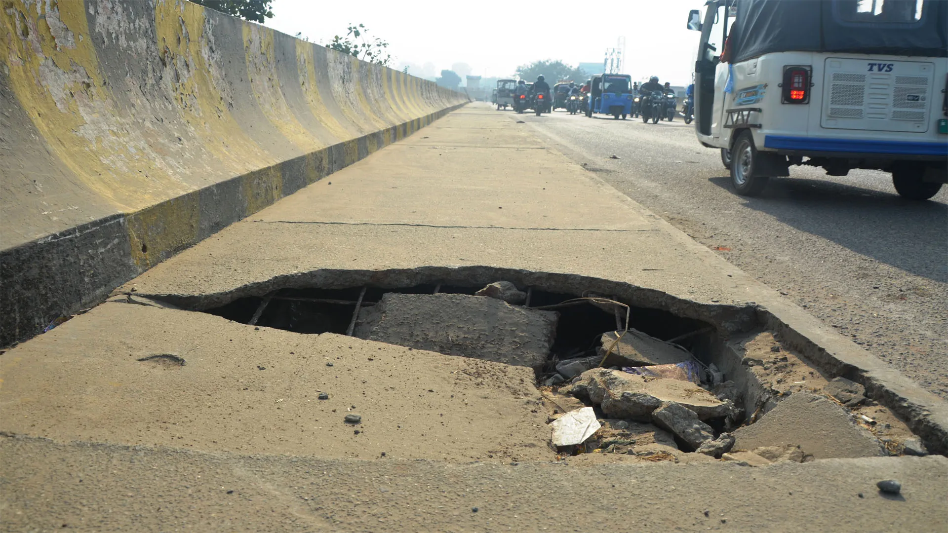 Bareilly : खतरे में सफर...चौपुला पुल में कई स्थानों पर ज्वाइंट का गैप बढ़ा