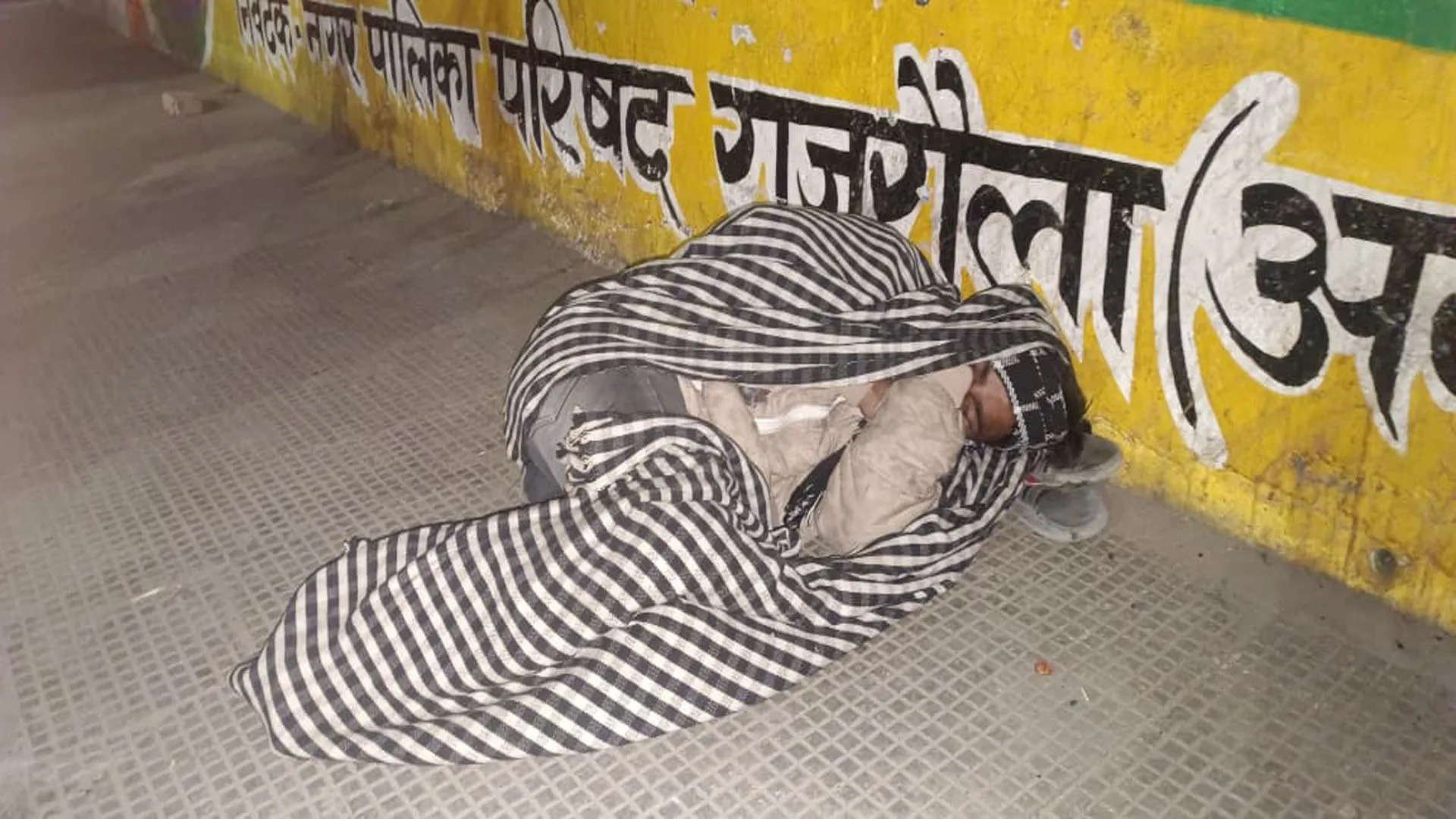 UP: रैन बसेरा न ही जल रहे अलाव, खुले में सर्द रातें काट रहे मुसाफिर