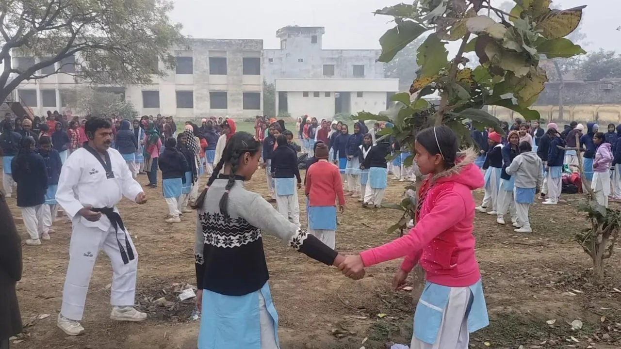 बाराबंकी में रानी लक्ष्मीबाई आत्मरक्षा शिविर का आयोजन,  बालिकाओं ने दिखाया दमखम