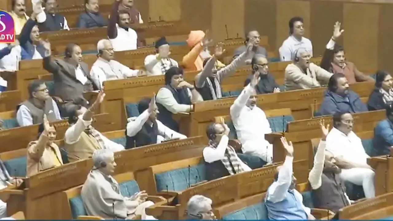 Parliament Session : लोकसभा में भारी हंगामें के बीच VB-G-राम-जी विधेयक 2025 पारित, विपक्ष ने सदन में फाड़े कागज 