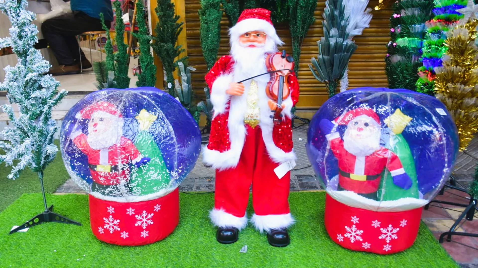 Moradabad: मैरी क्रिसमस कहने वाला सेंटा बना बाजार का आकर्षण