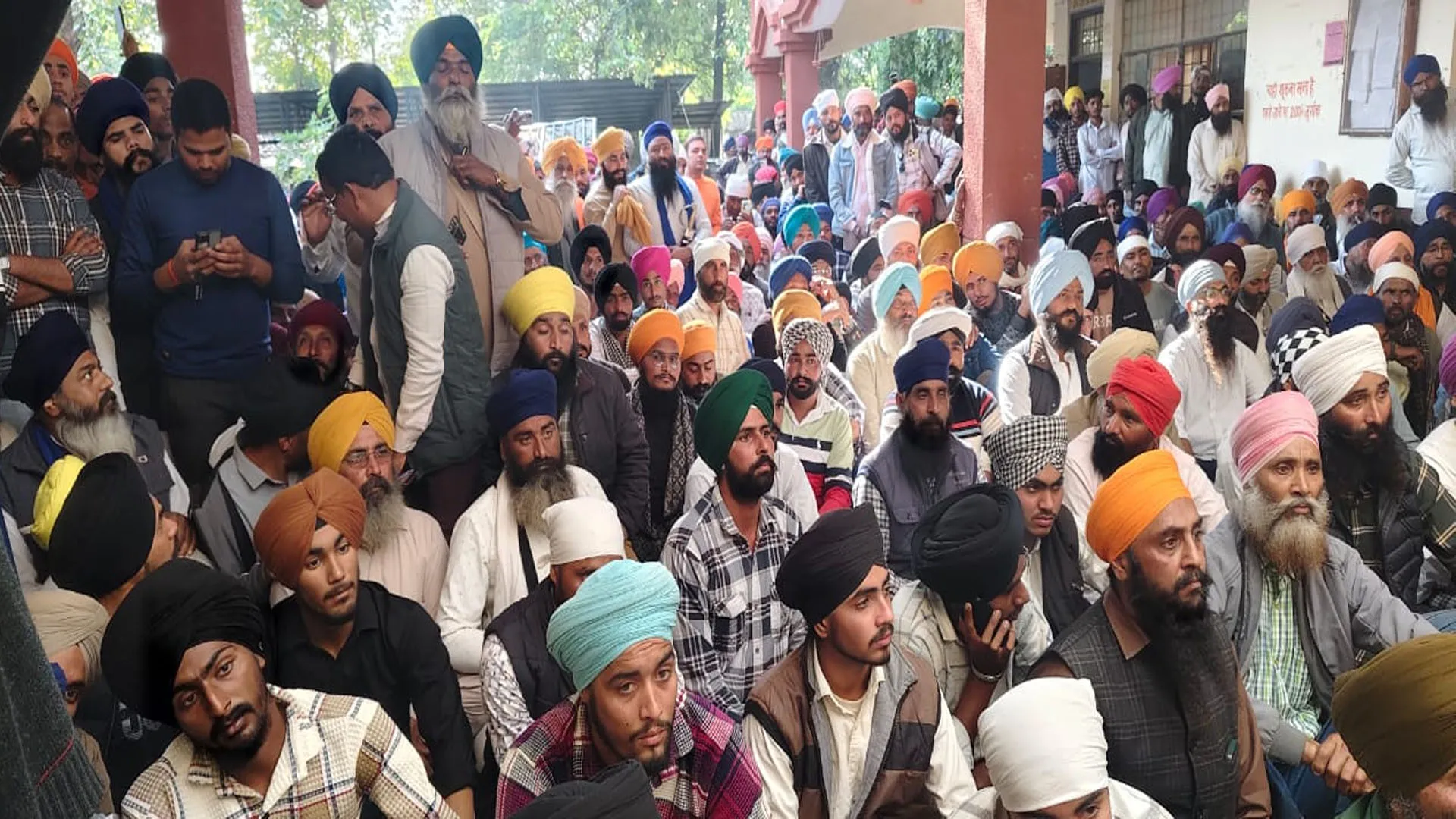 लखीमपुर खीरी: सिख समाज ने एसडीएम का घेराव कर भरी हुंकार, अनिश्चितकालीन धरना शुरू