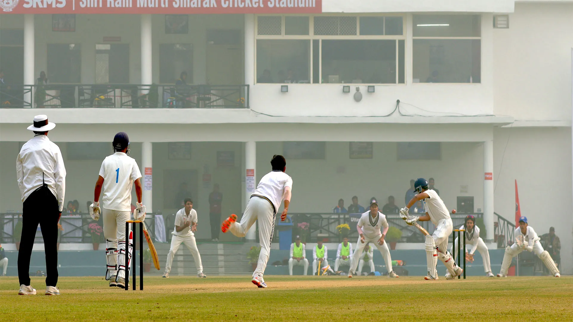 कूच बिहार ट्रॉफी : खराब रोशनी के कारण पहले दिन सिर्फ 17 ओवर का खेल