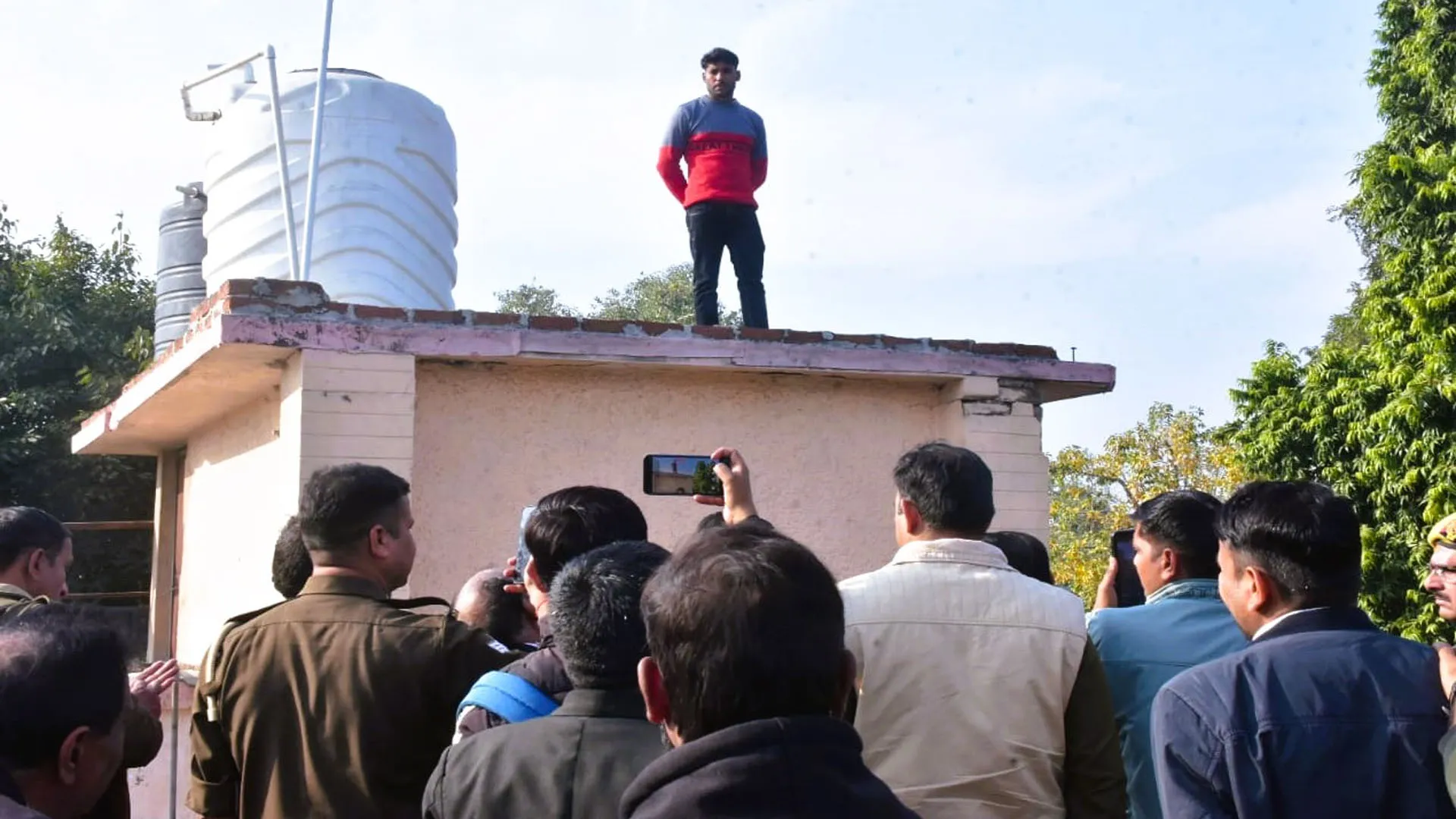 Moradabad: श्रम विभाग की बिल्डिंग पर चढ़कर मजदूर ने दी आत्महत्या की धमकी