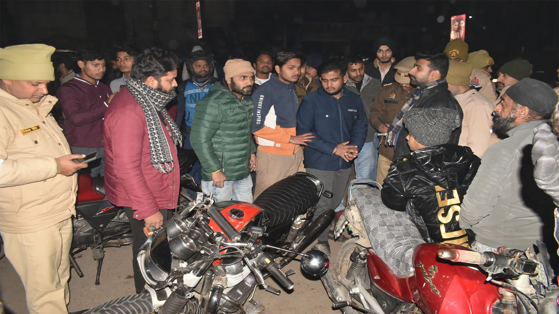 Bareilly: जान हथेली पर रखकर लगा रहे थे रेसिंग, आपस में बाइकें टकराने से पांच घायल