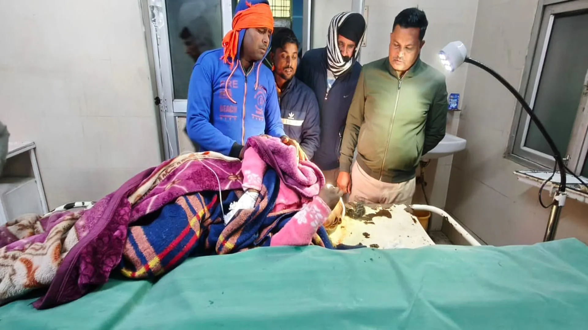 लखीमपुर खीरी: भाई के साथ बाइक से जा रही युवती पर तेंदुए ने हमला कर किया घायल