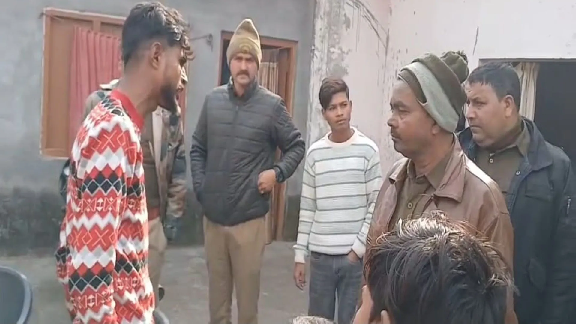 UP: तेंदुए के हमले में घायल के घर पहुंची जांच टीम...बिना इजाजत घर में घुसने पर हंगामा