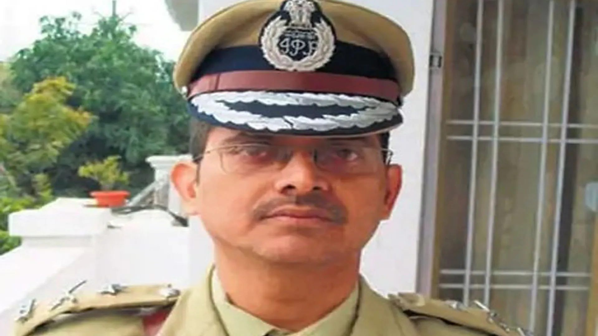 UP News: बीच सफर में पूर्व आईपीएस अमिताभ ठाकुर को ट्रेन से उतारकर हिरासत में लिया गया