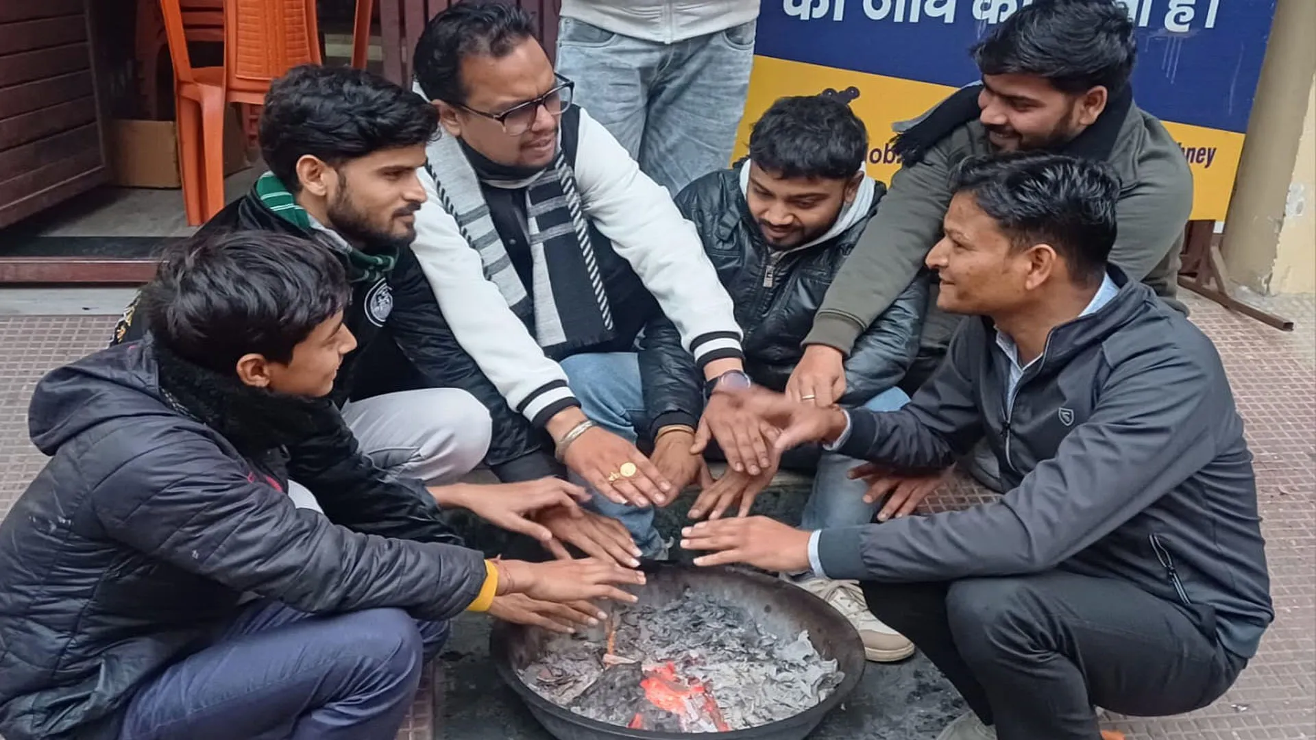 सर्दी का सितम जारी: कोहरे के बीच कड़ाके की ठंड से ठिठुरे लोग