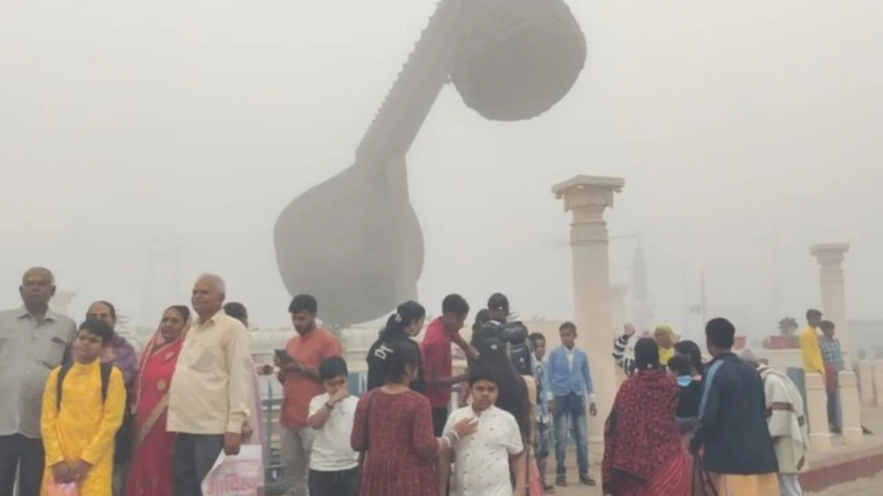 कोहरे की चादर में लिपटी रामनगरी...  रेंगते दिखे वाहन, दृश्यता 15 से 20 मी. रही