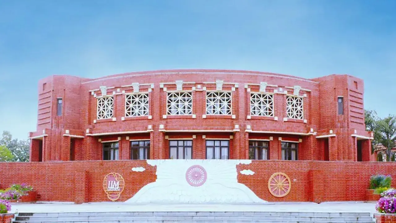  IIM लखनऊ को मिला अंतर्राष्ट्रीय सम्मान, दुनिया के 1% बिज़नेस स्कूलों के पास ट्रिपल क्राउन की उपलब्धि 