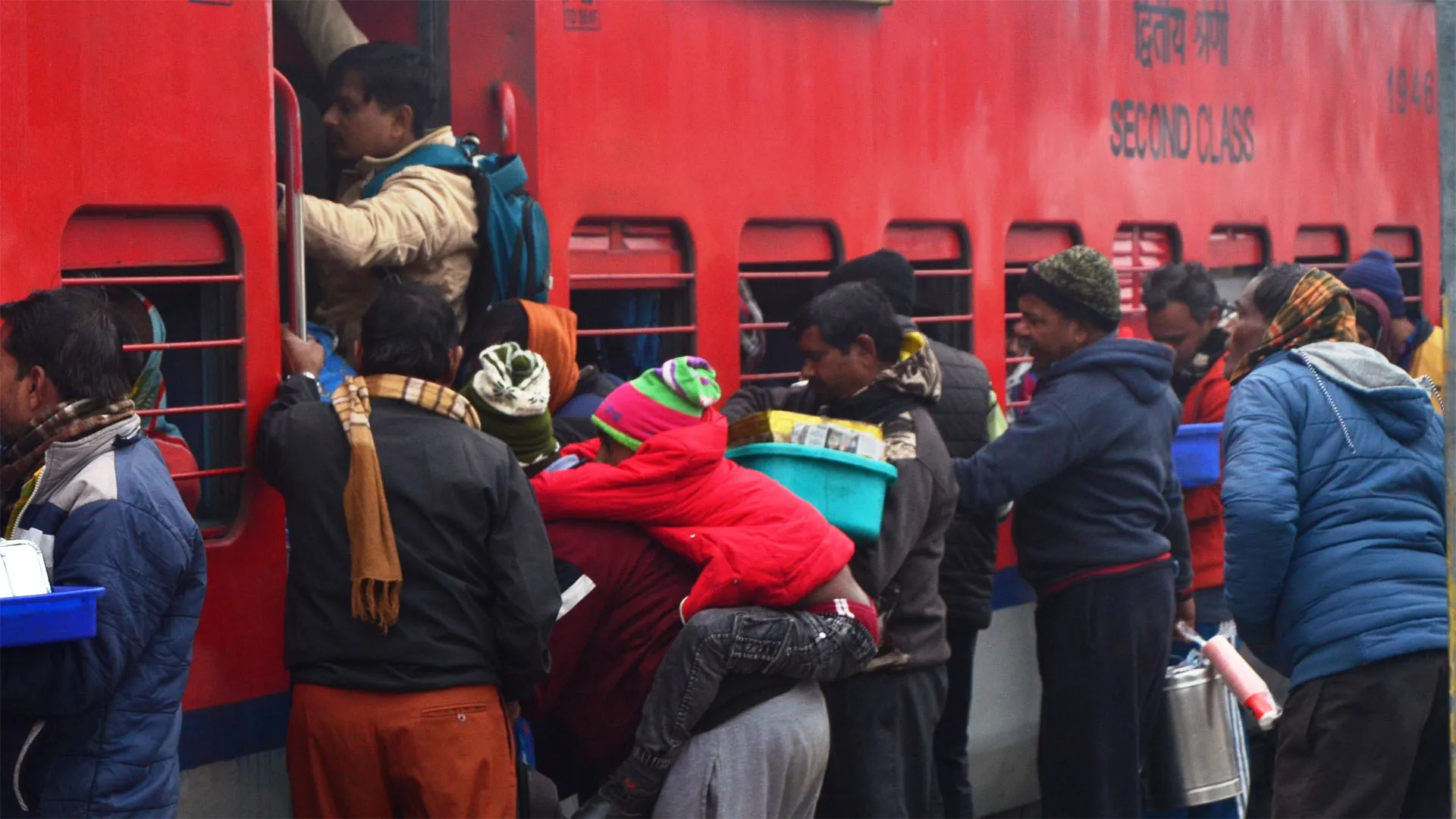 Bareilly : कोहरे में 7 ट्रेनें रद्द...दर्जनों ट्रेनों ने कराया घंटों इंतजार, बाघ 12 घंटे और गरीब नवाज एक्सप्रेस 4 घंटे लेट
