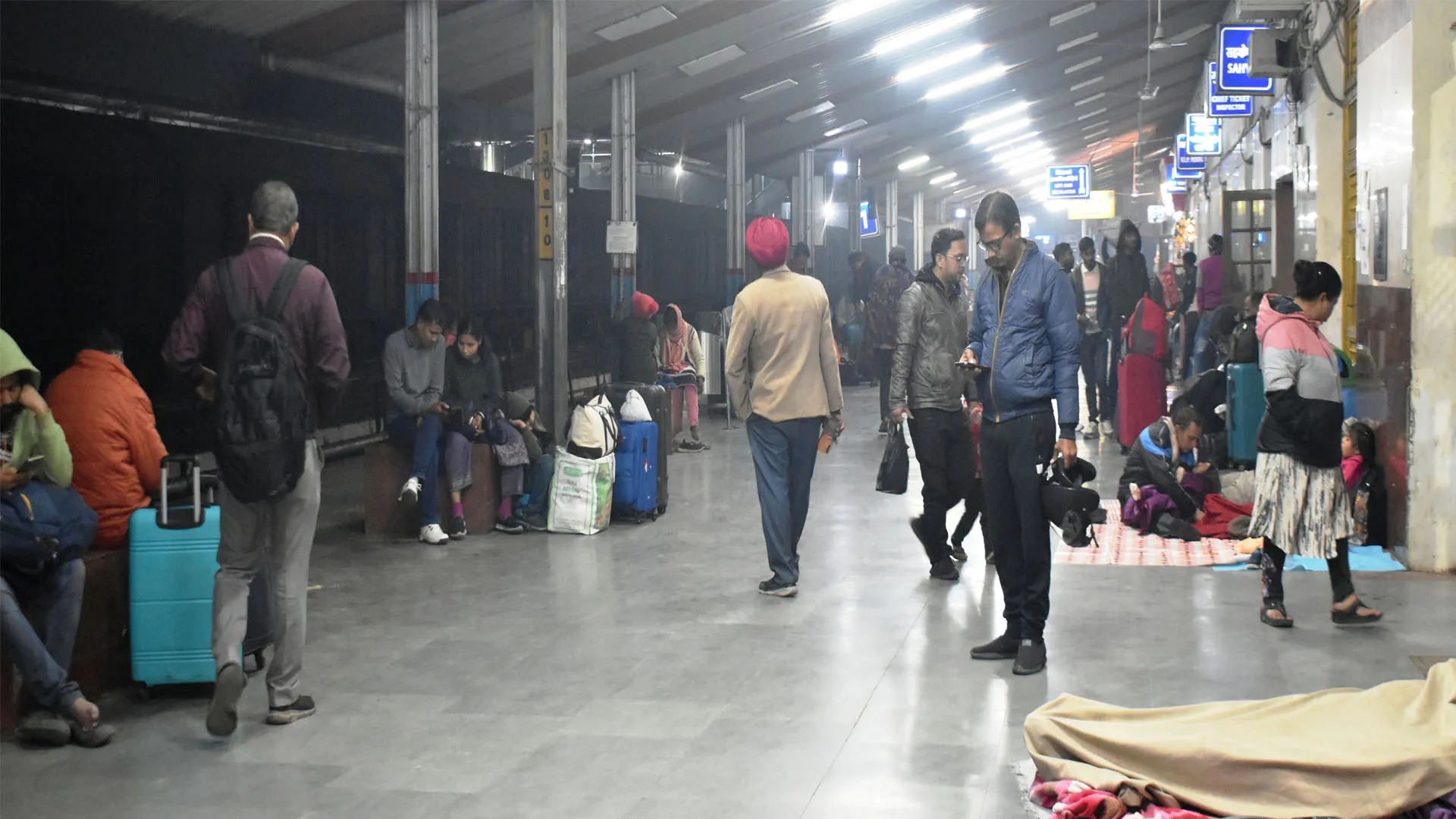 Bareilly: कोहरे में ट्रेनों की रफ्तार हुई धीमी, परेशान यात्री जंक्शन पर करते रहे इंतजार