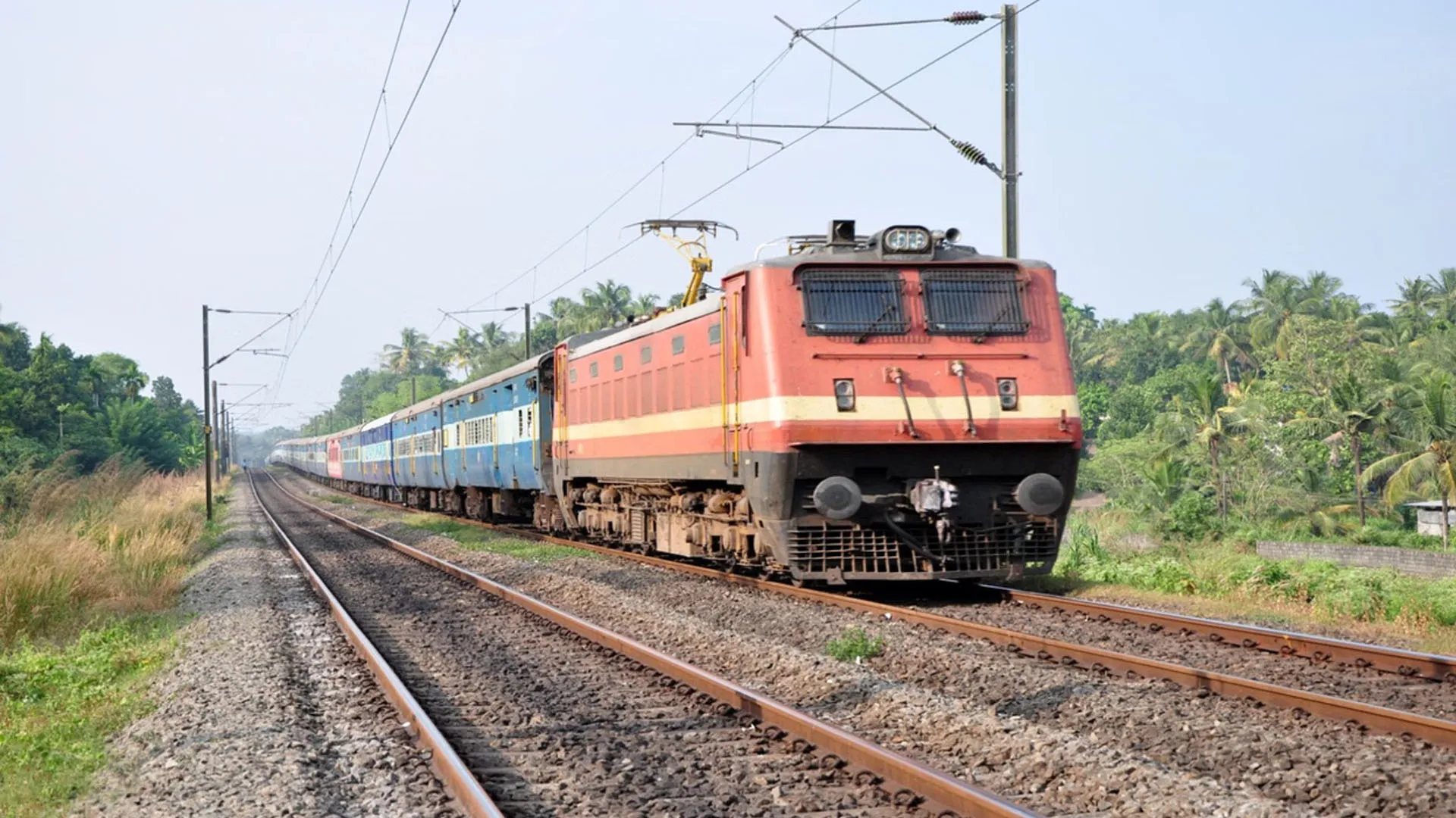 Bareilly : आधा दर्जन ट्रेनों ने कराया इंतजार...काशी विश्वनाथ रहीं पांच घंटे लेट