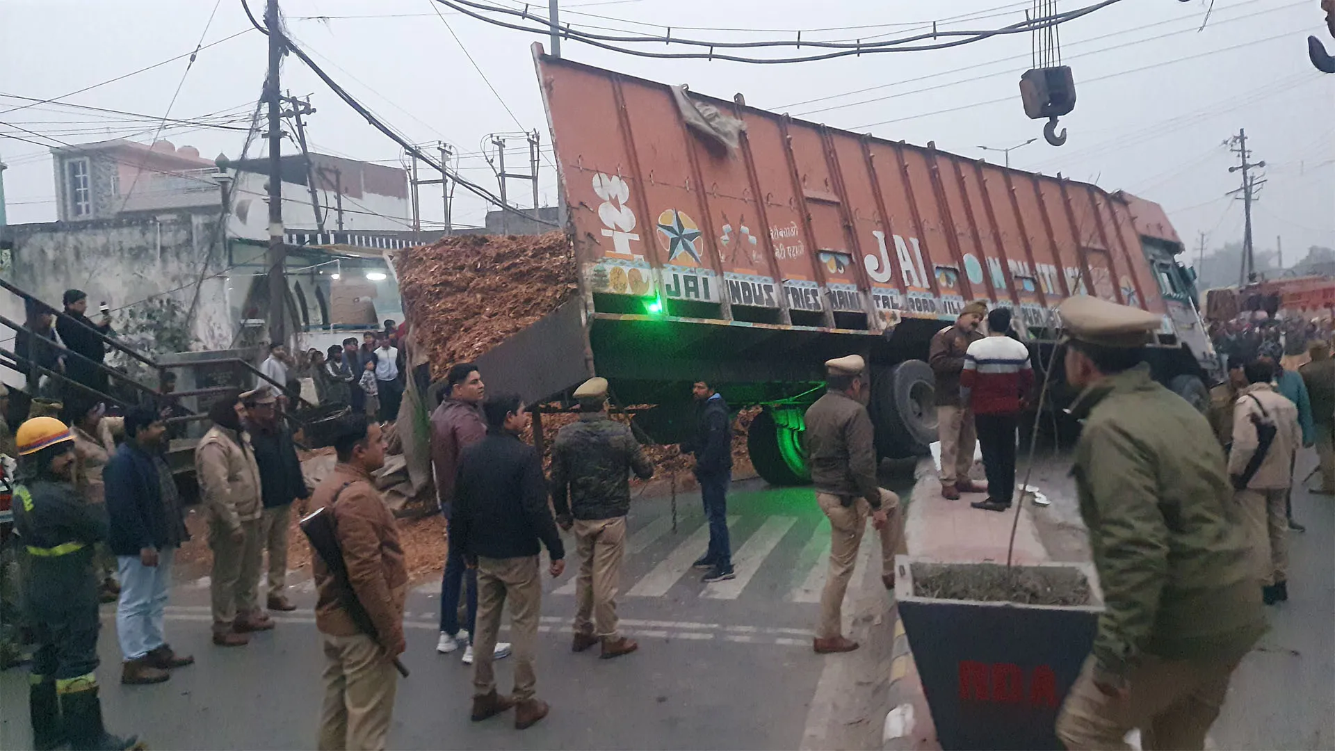 UP: नैनीताल हाईवे पर बुरादे से भरा ट्रक पलटा, एक की मौत